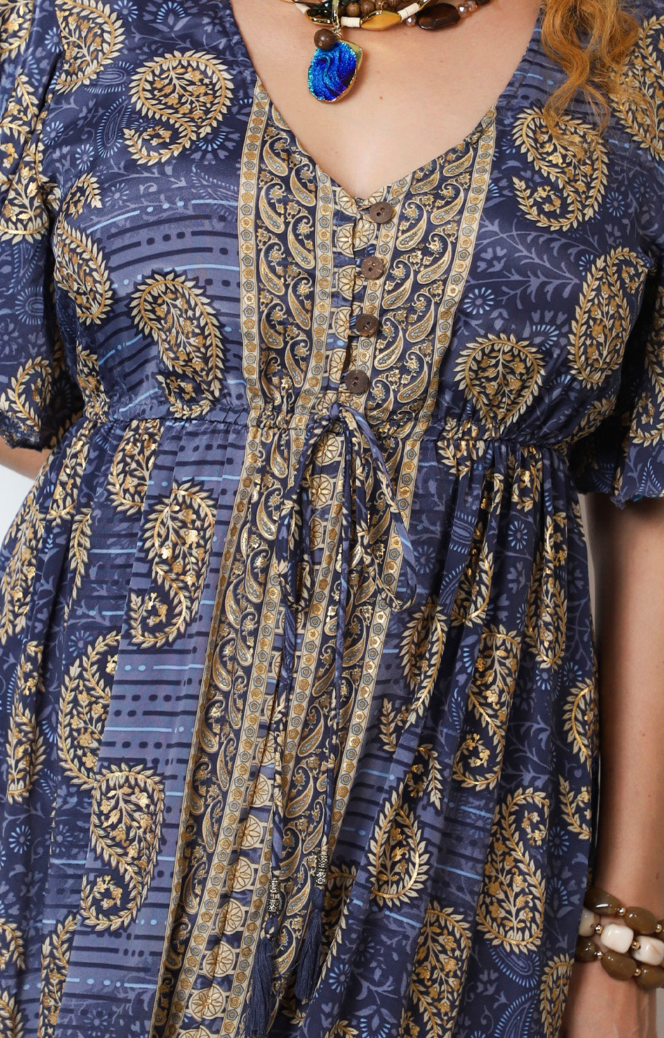 Vestido con estampado paisley y escote en V