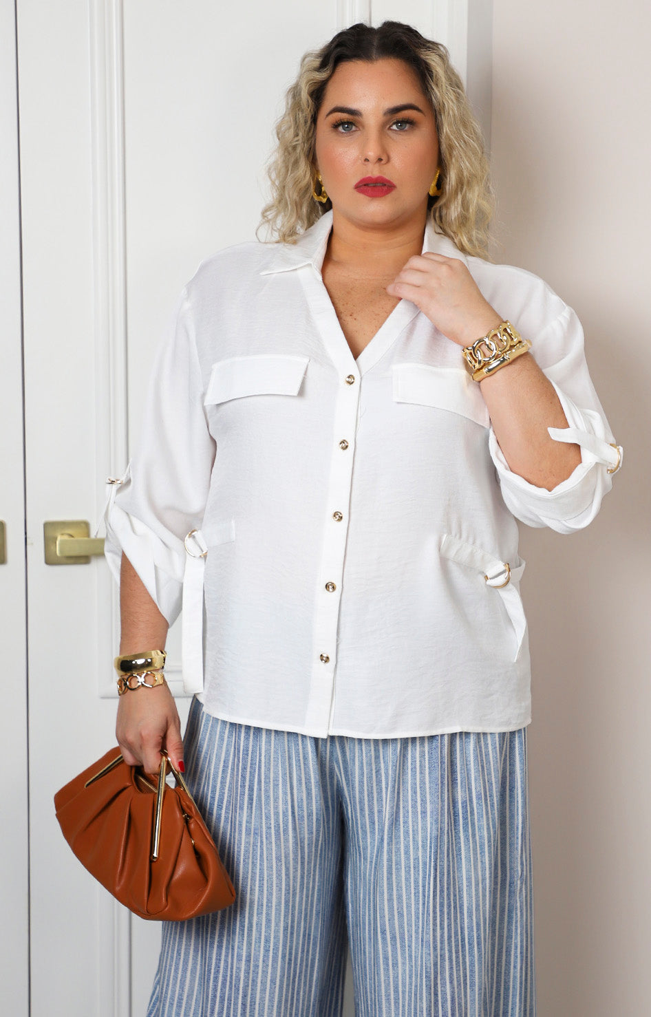 Blusa blanca con detalle metálico en mangas