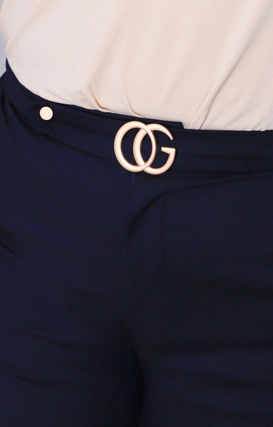Short con hebilla dorada