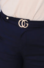 Short con hebilla dorada