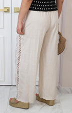 Pantalón beige con bordado