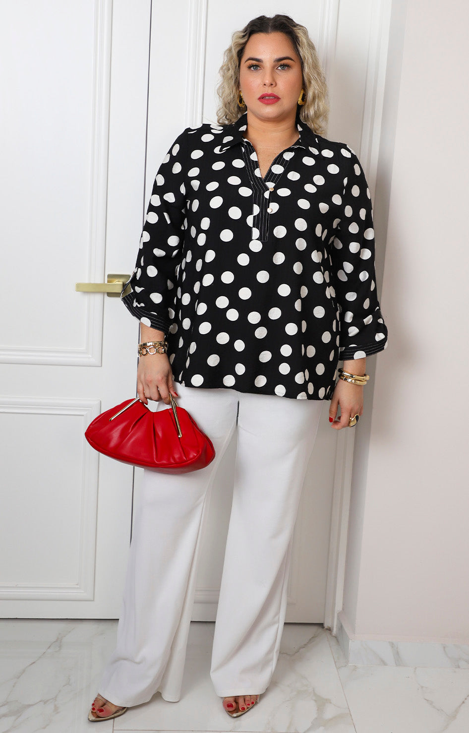 Blusa negra polka dots con escote en V