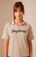 Blusa regular Amanda con aplicaciones elegantes en tela ligera y detalles decorativos en la parte superior.