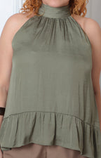 Blusa halter negra de Boutiquemirel con cuello fruncido y diseño regular, mostrando el estilo y detalles del cuello en la imagen.