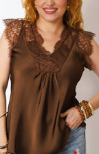 Blusa con escote en V y encaje
