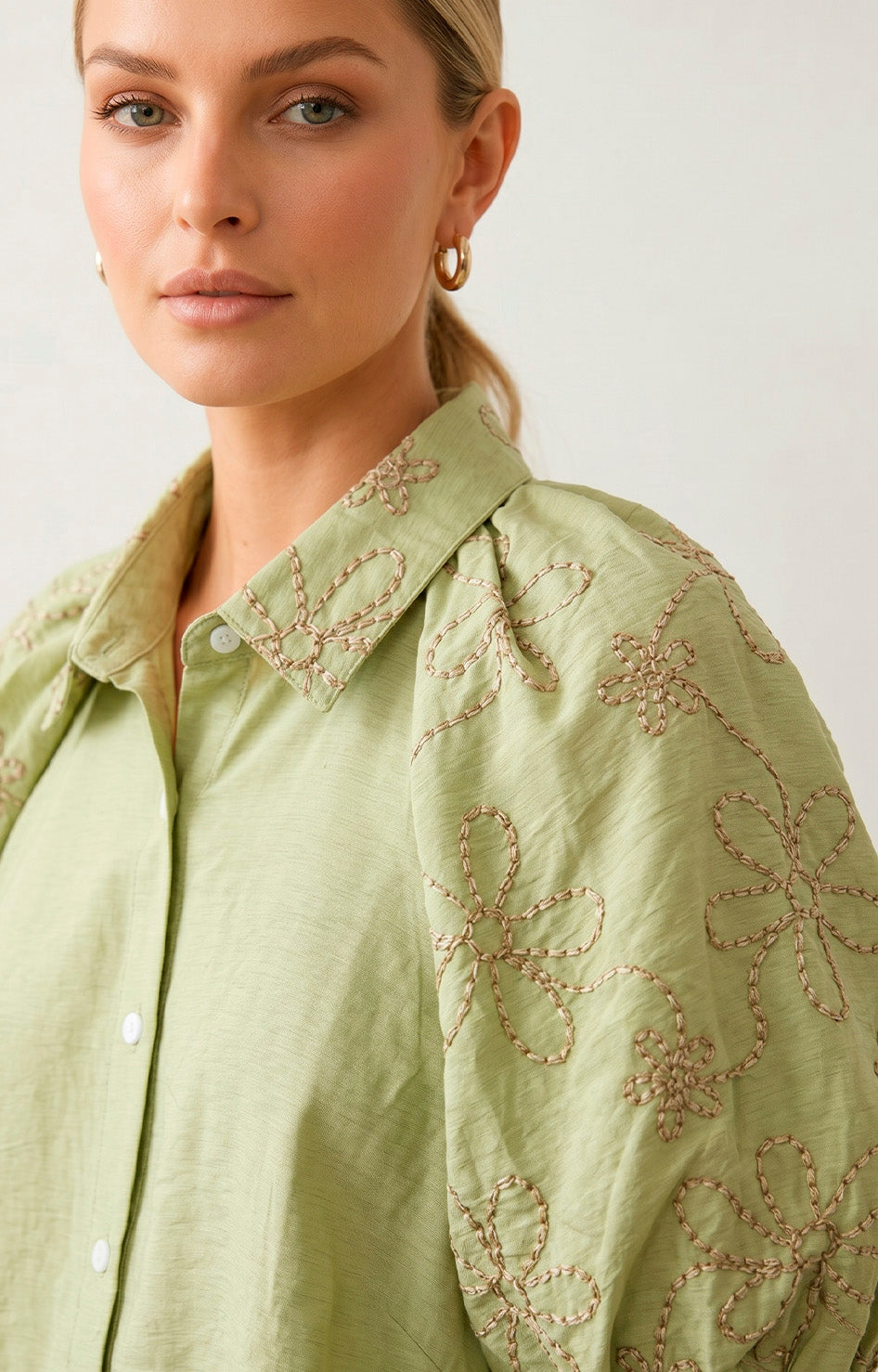 Blusa verde con mangas globo bordadas