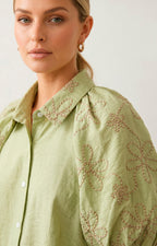 Blusa verde con mangas globo bordadas