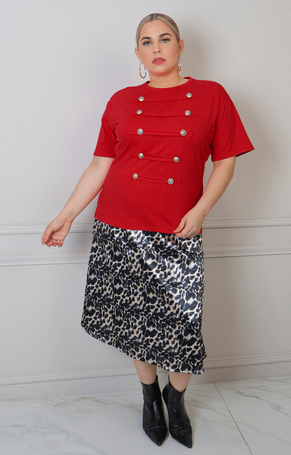 Falda midi curvy de estampado animal print de la marca Boutiquemirel, con diseño ajustado y estilo elegante.