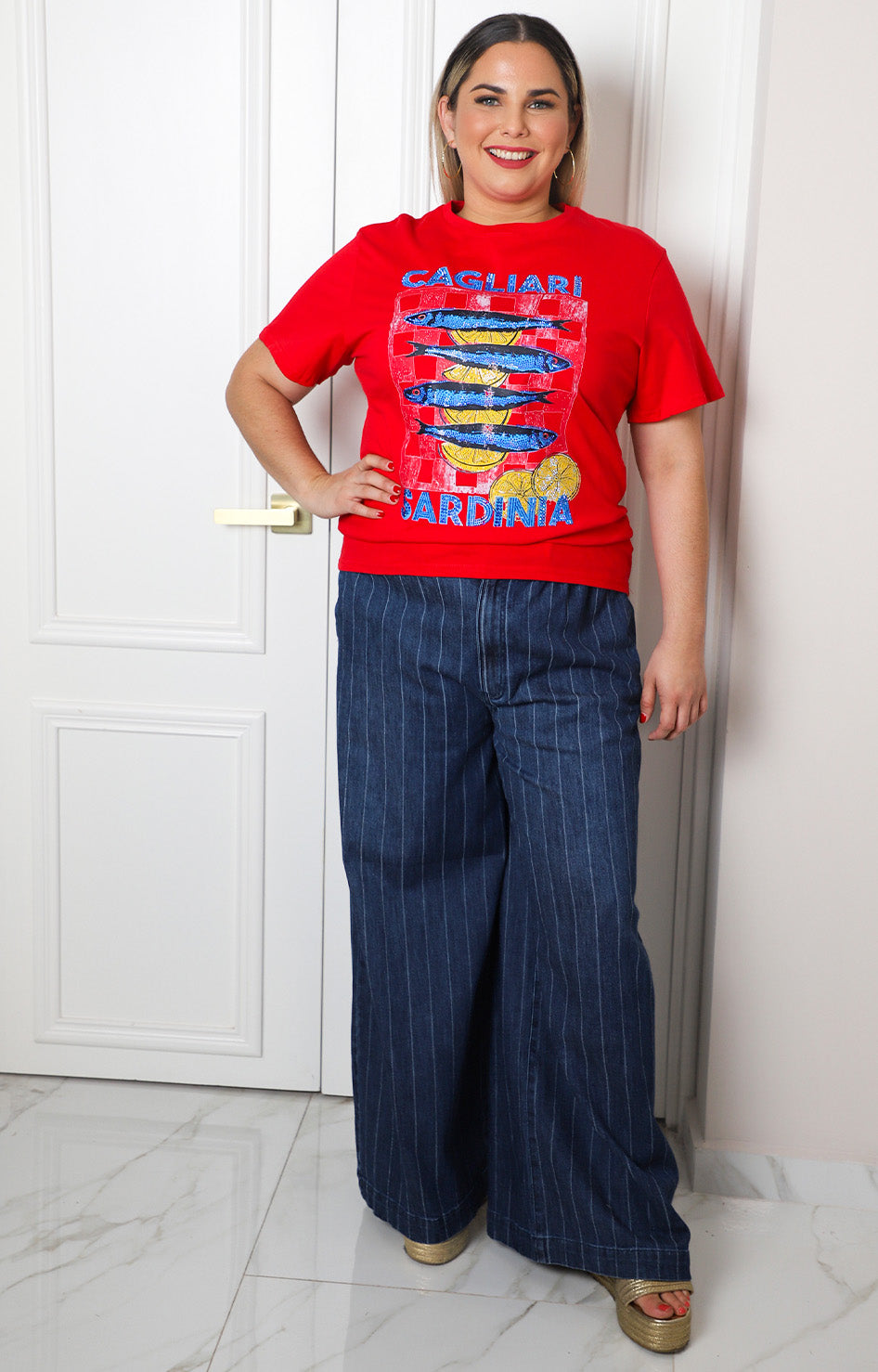Blusa roja con aplicaciones brillantes