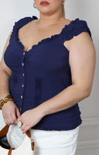 Blusa con olanes fruncidos y botones