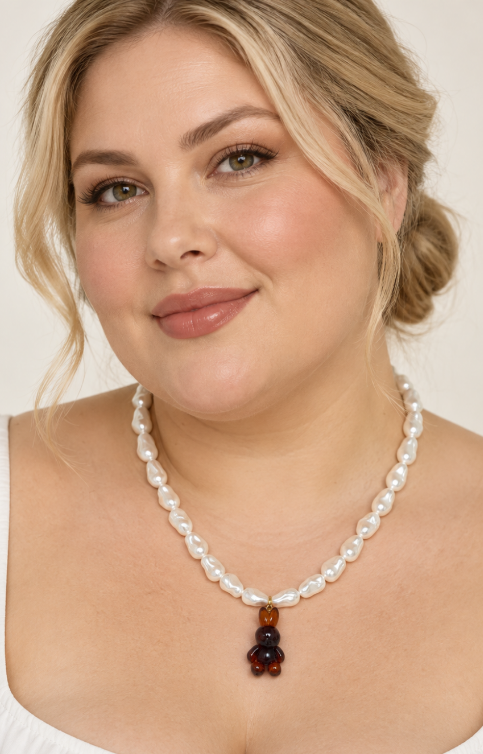 Collar de perlas con dije de piedras