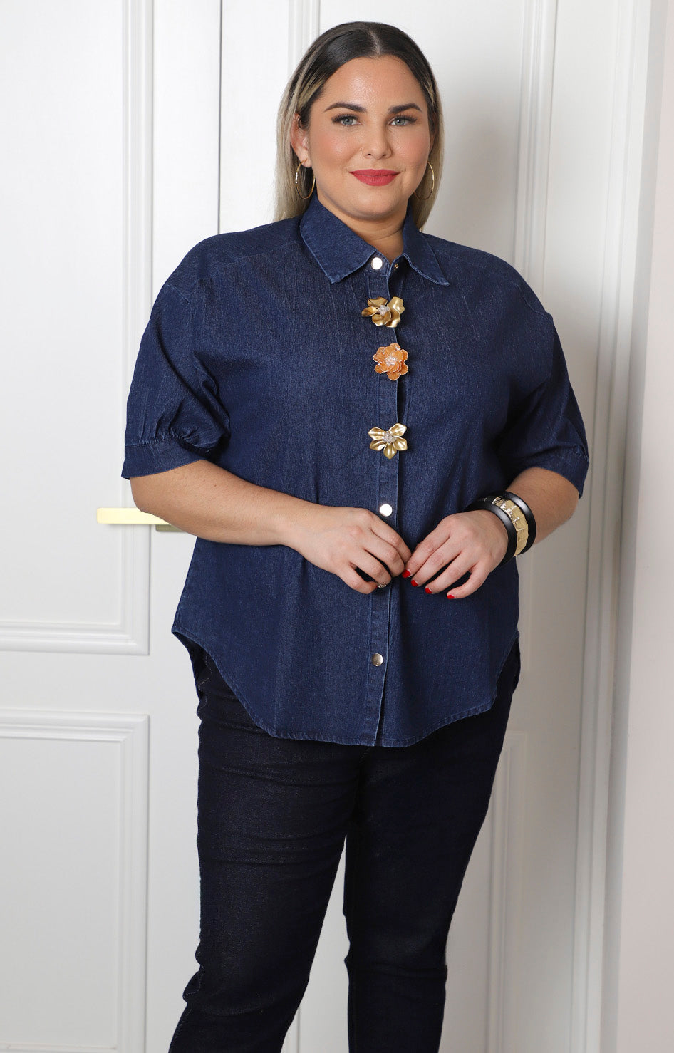 Blusa de mezclilla con flores decorativas