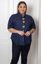 Blusa de mezclilla con flores decorativas
