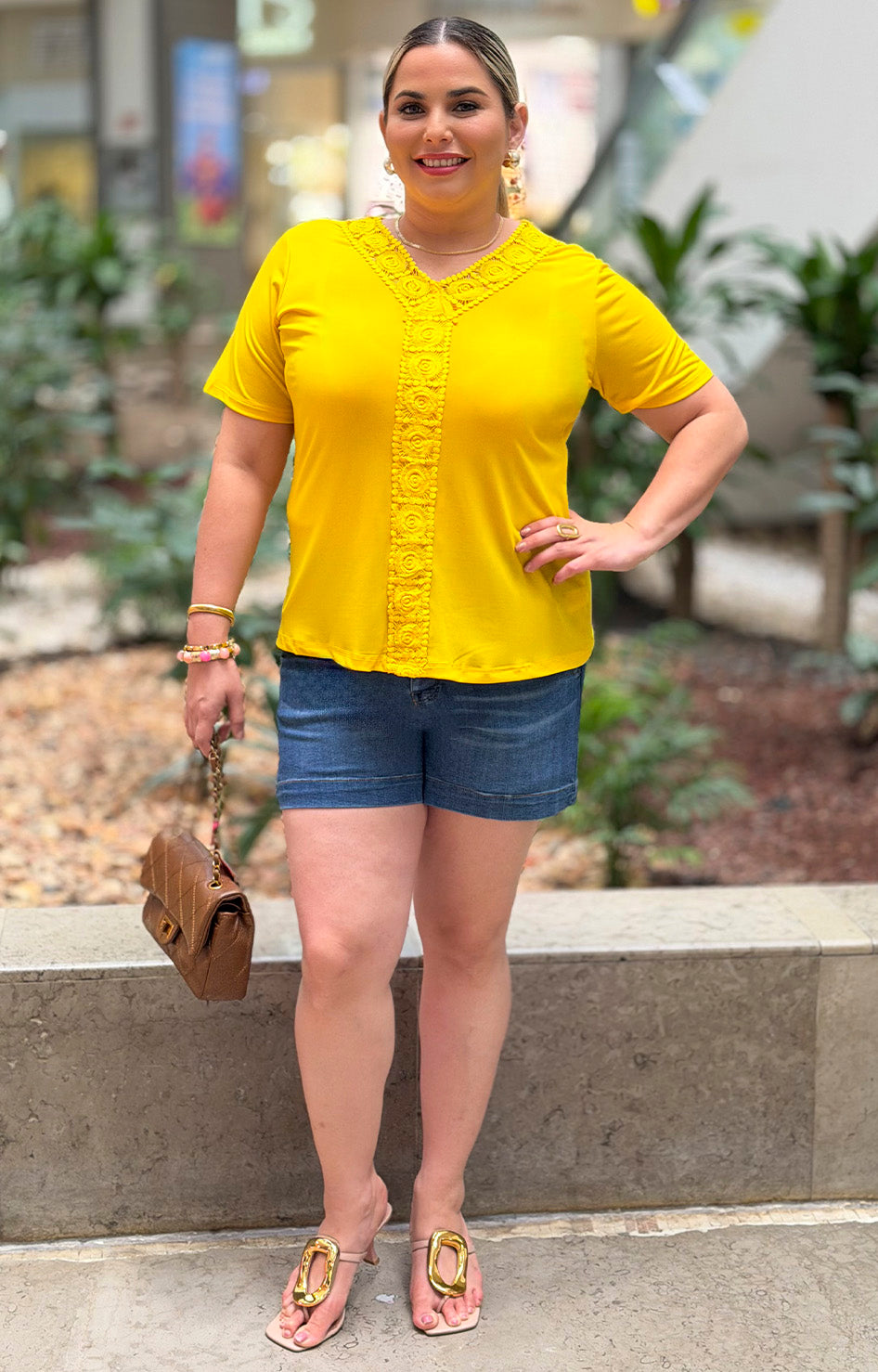 Blusa con encaje floral