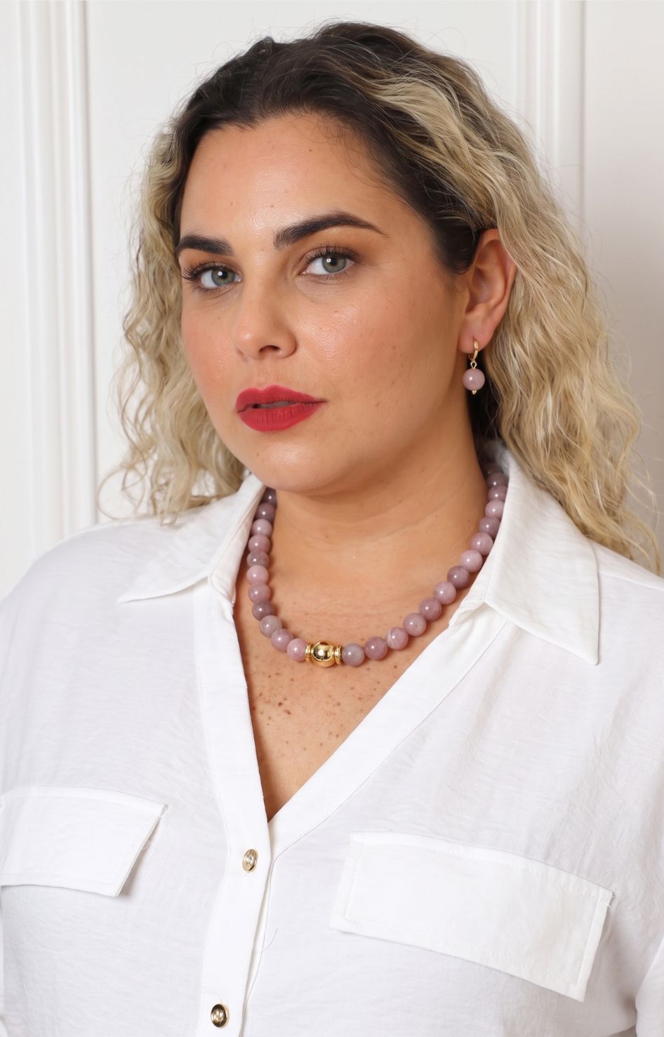 Set de collar y aretes con cuentas redondas y detalle dorado