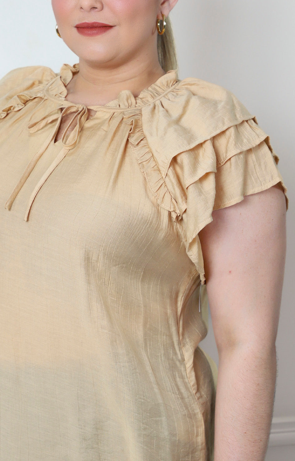 Blusa con olanes y lazo en el cuello