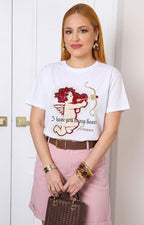 Blusa con estampado de cupido y aplicaciones