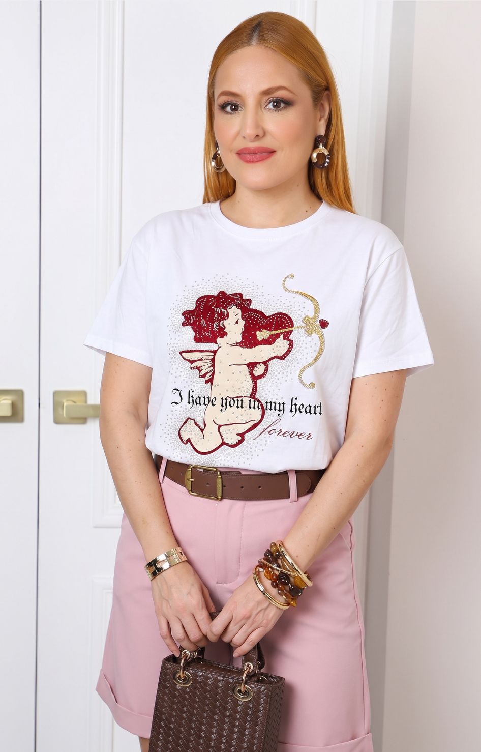 Blusa con estampado de cupido y aplicaciones