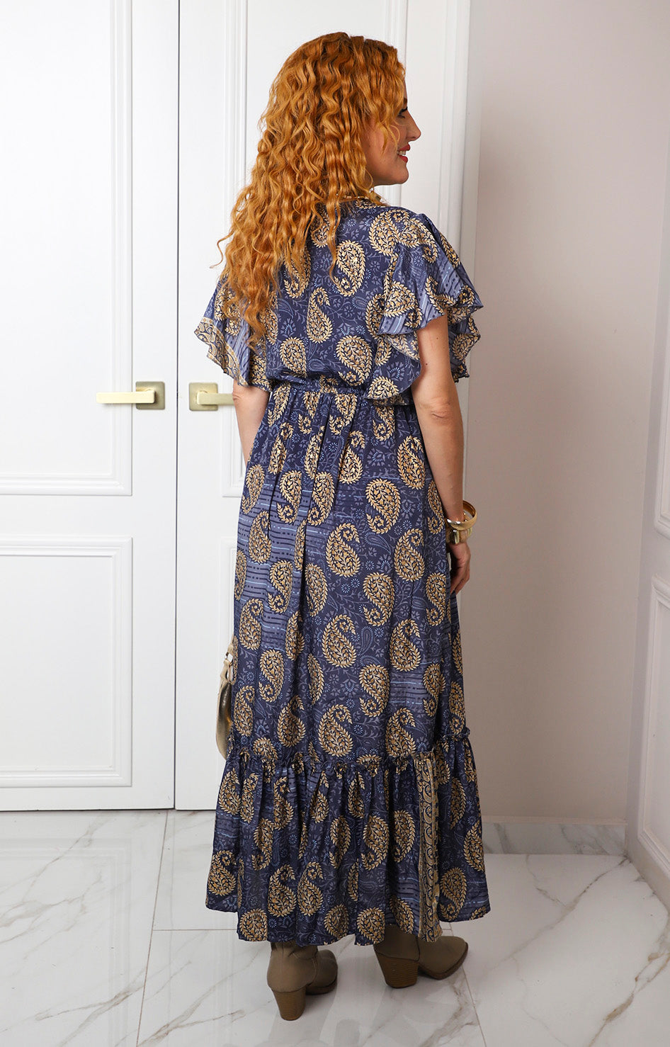 Vestido con estampado paisley y escote en V
