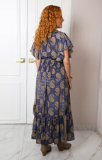 Vestido con estampado paisley y escote en V