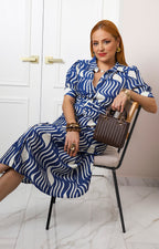 Vestido camisero con estampado geométrico azul