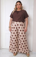 Pantalón ancho con estampado de lunares polka dots de la marca Boutiquemirel, diseño curvy y cómodo, en color neutro.
