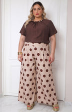 Pantalón ancho con estampado de lunares polka dots de la marca Boutiquemirel, diseño curvy y cómodo, en color neutro.