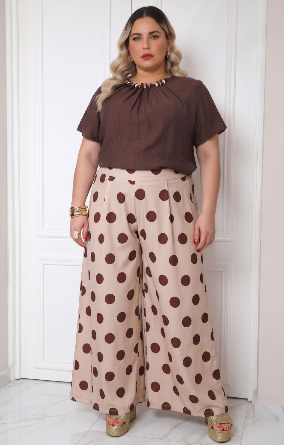 Pantalón ancho con estampado de lunares polka dots de la marca Boutiquemirel, diseño curvy y cómodo, en color neutro.