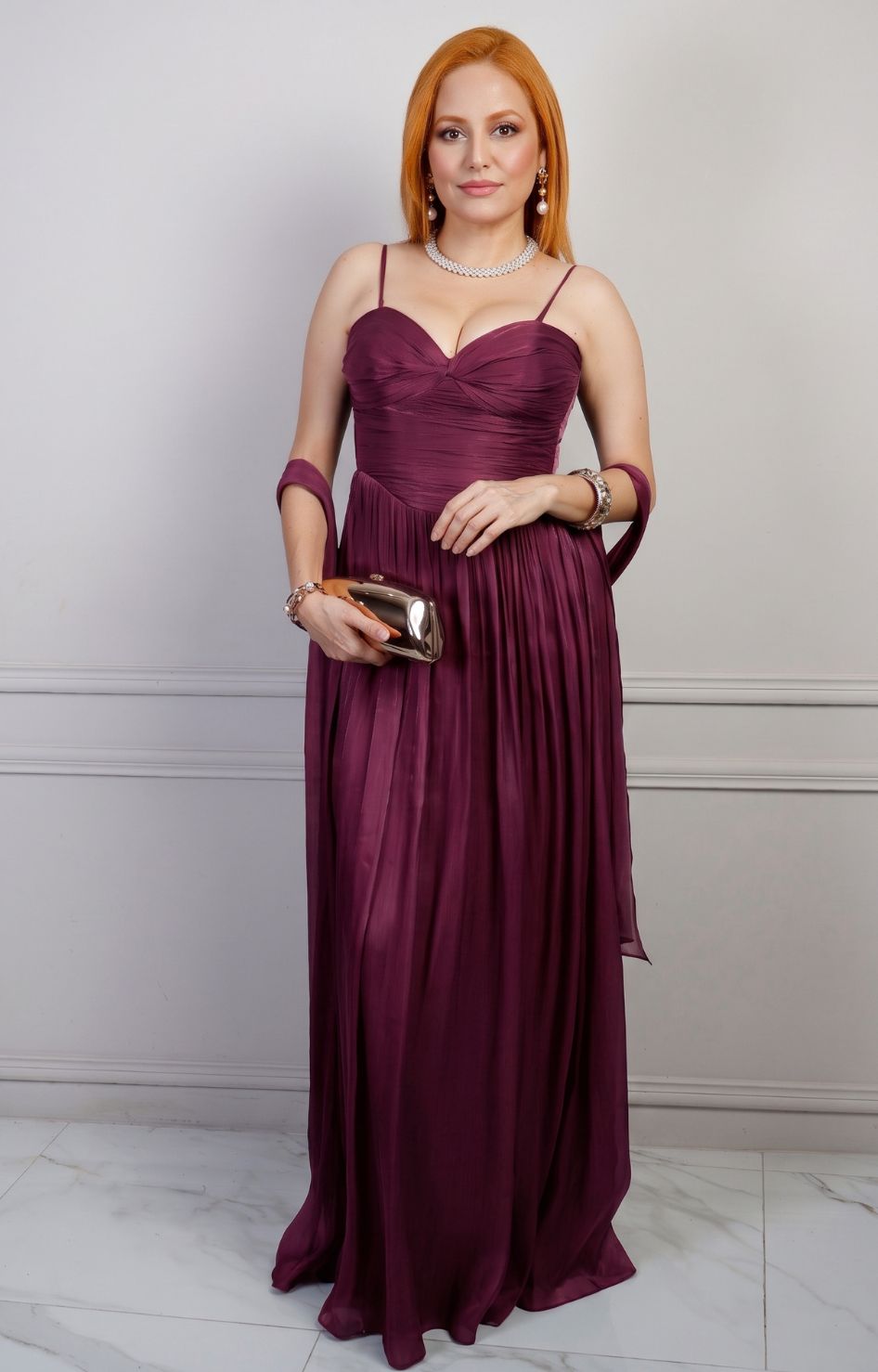 Vestido largo strapless drapeado de Boutiquemirel, elegante vestido largo regular para eventos formales en color neutro.