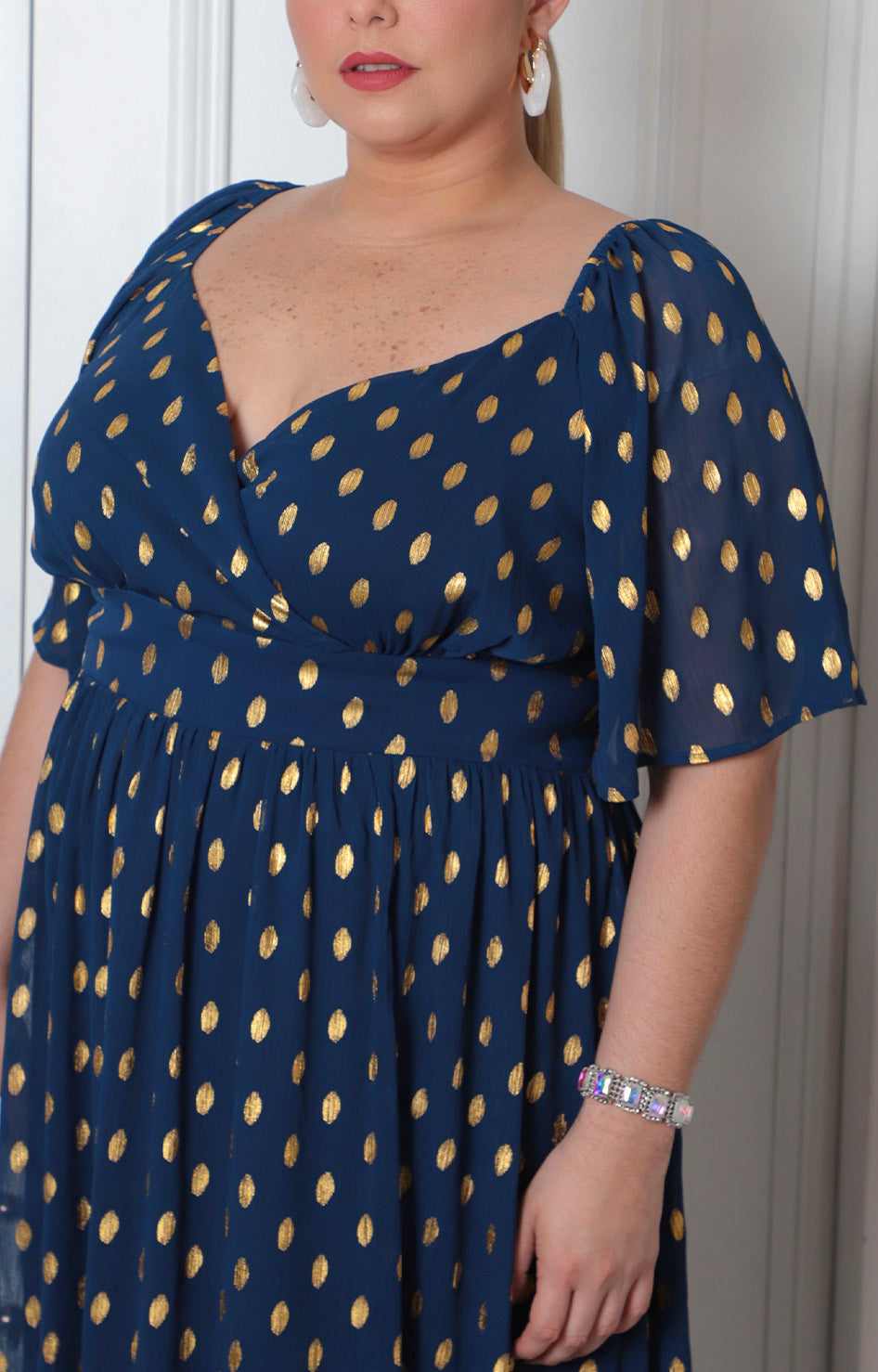 Vestido corto curvy Boutiquemirel con estampado de lunares en primer plano