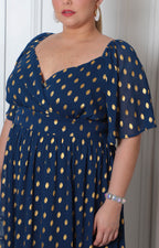Vestido corto curvy Boutiquemirel con estampado de lunares en primer plano