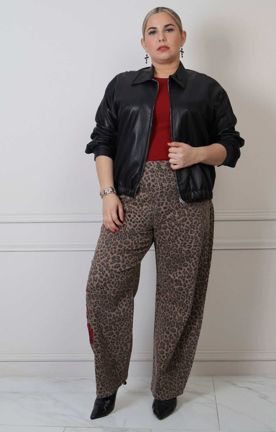 Chamarra negra de cuello alto con cierre, estilo curvy de Boutiquemirel, vista frontal en color negro con cierre en el centro.