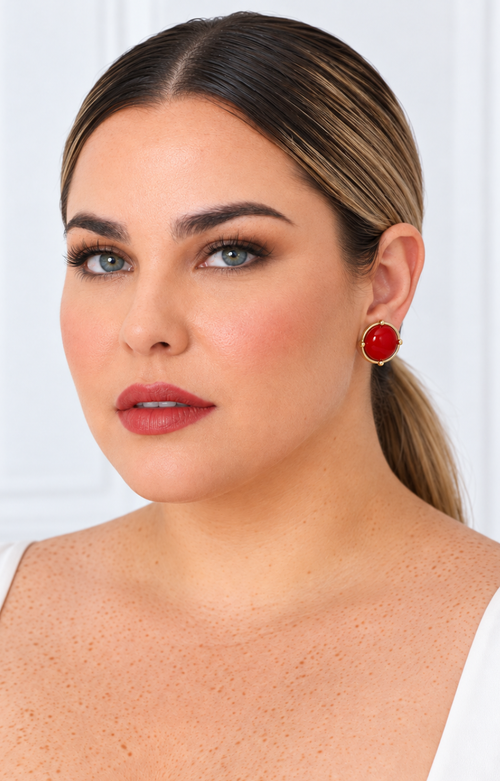 Aretes botón de Boutiquemirel con piedra roja brillante, elegantes y pequeños, ideales para lucir en ocasiones especiales.