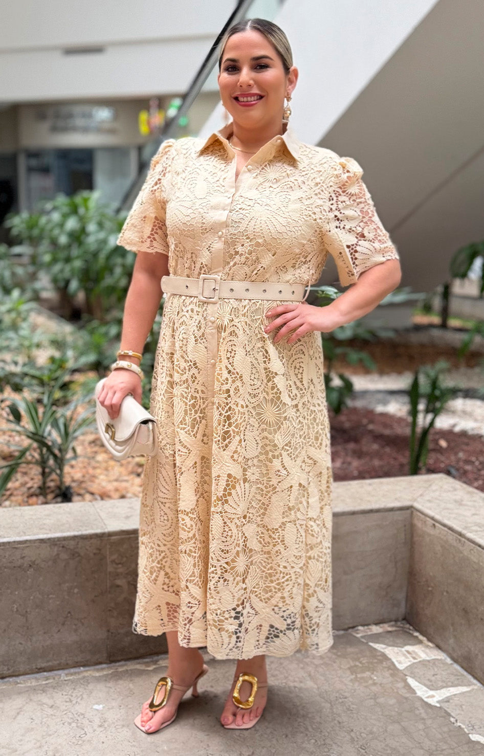 Vestido de guipur con cinturón
