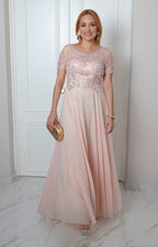 Vestido largo elegante con encaje bordado