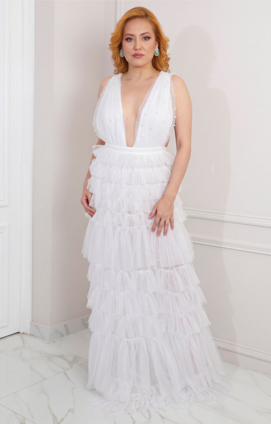 Vestido blanco con volantes y perlas