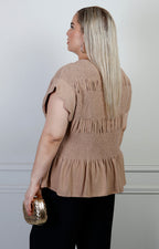 Blusa beige texturizada con detalles de smocking para mujer, de la colección de blusas curvy de Boutiquemirel.