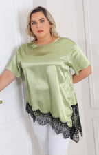 Blusa satinada verde con encaje