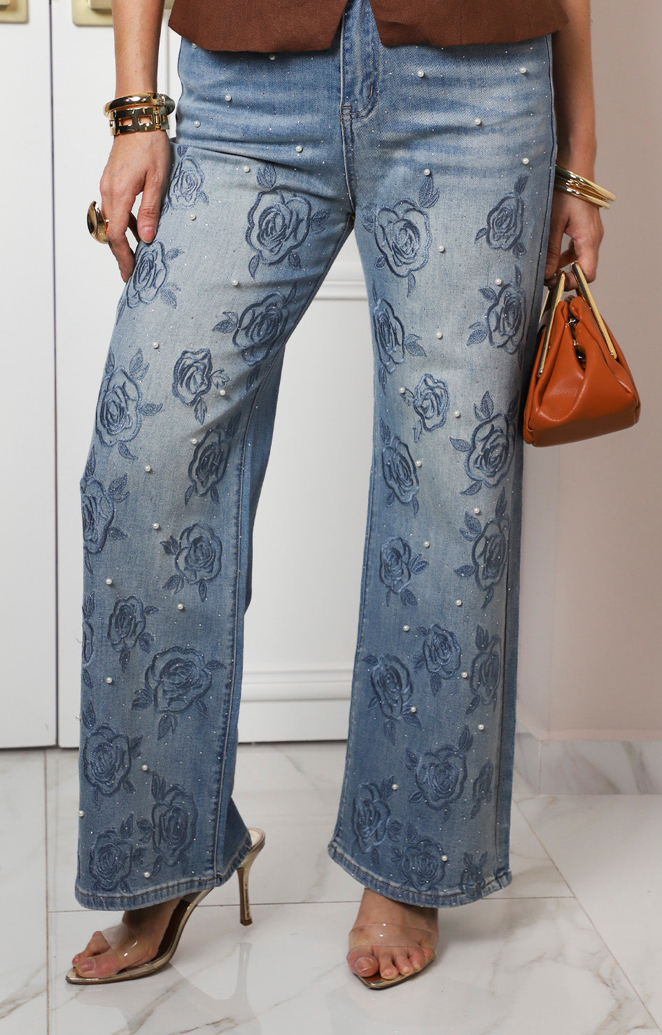 Pantalón de mezclilla con estampado floral y aplicaciones