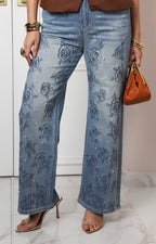 Pantalón de mezclilla con estampado floral y aplicaciones