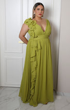 Vestido largo con escote en V y olanes laterales