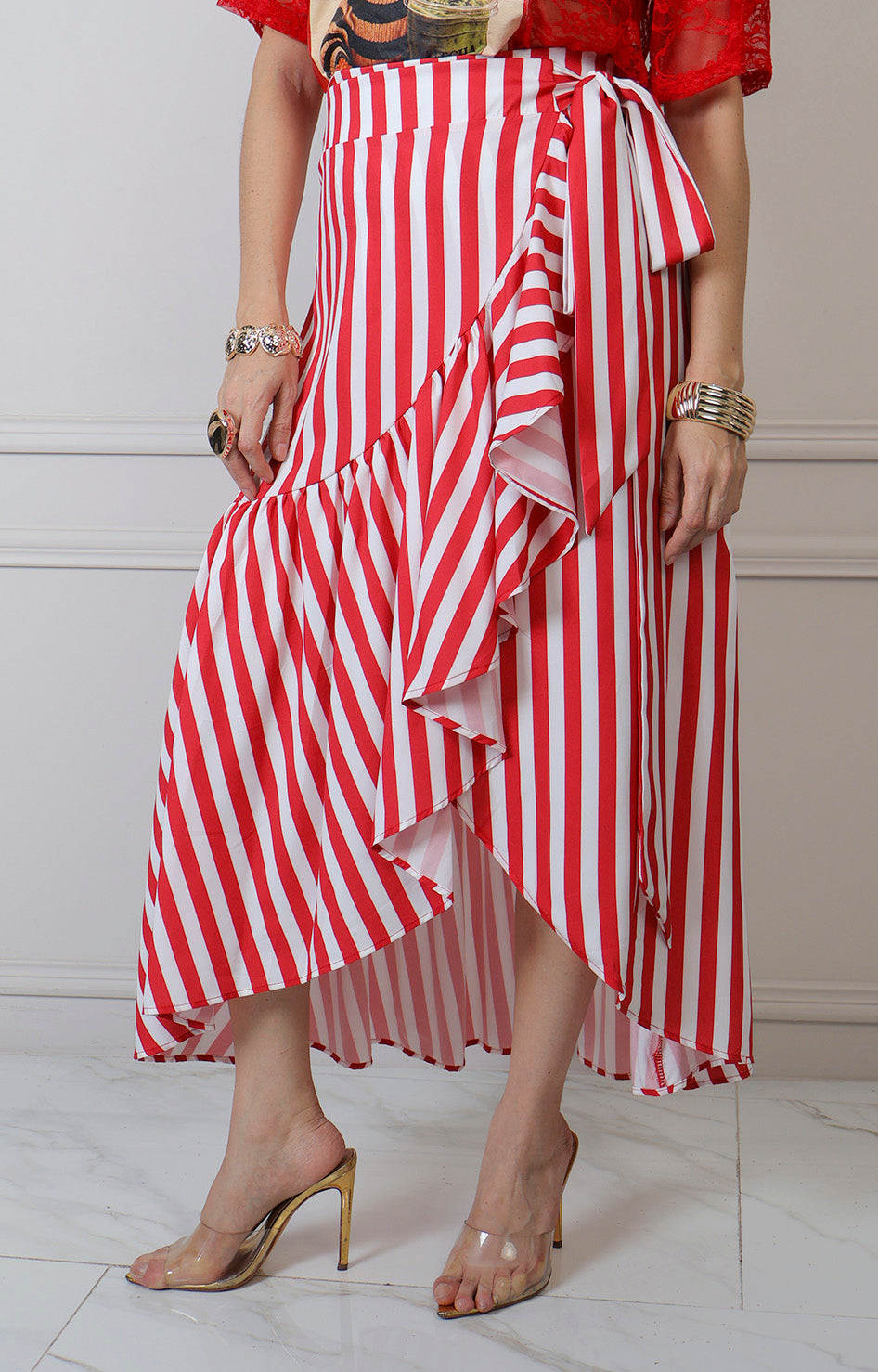 Falda roja a rayas con olanes Boutiquemirel, diseño regular y detalle de volantes visibles