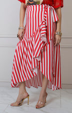 Falda roja a rayas con olanes Boutiquemirel, diseño regular y detalle de volantes visibles