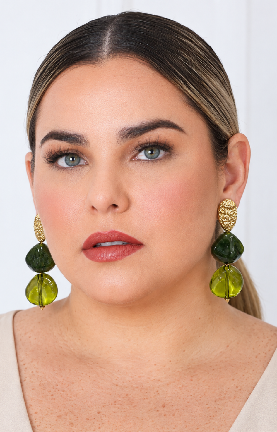 Aretes colgantes verdes con detalle dorado