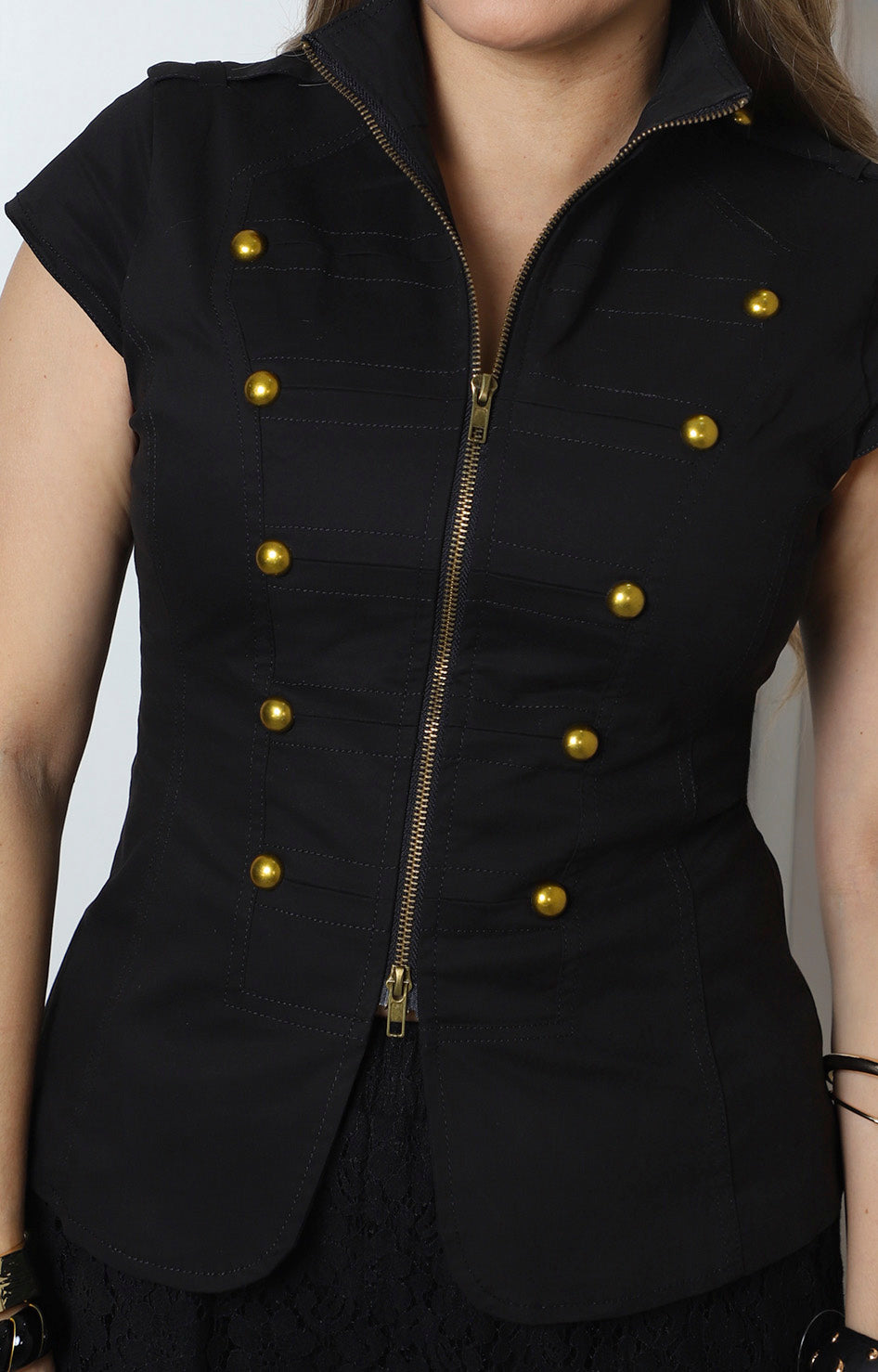 Chaleco estilo militar con botones dorados