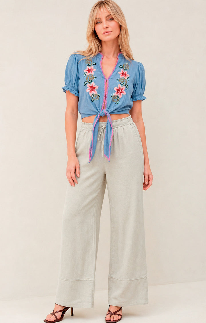 Blusa azul con detalles bordados
