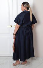 Vestido corto curvy de mezclilla con cinturón de la marca Boutiquemirel, mostrando el diseño y detalles del vestido denim.