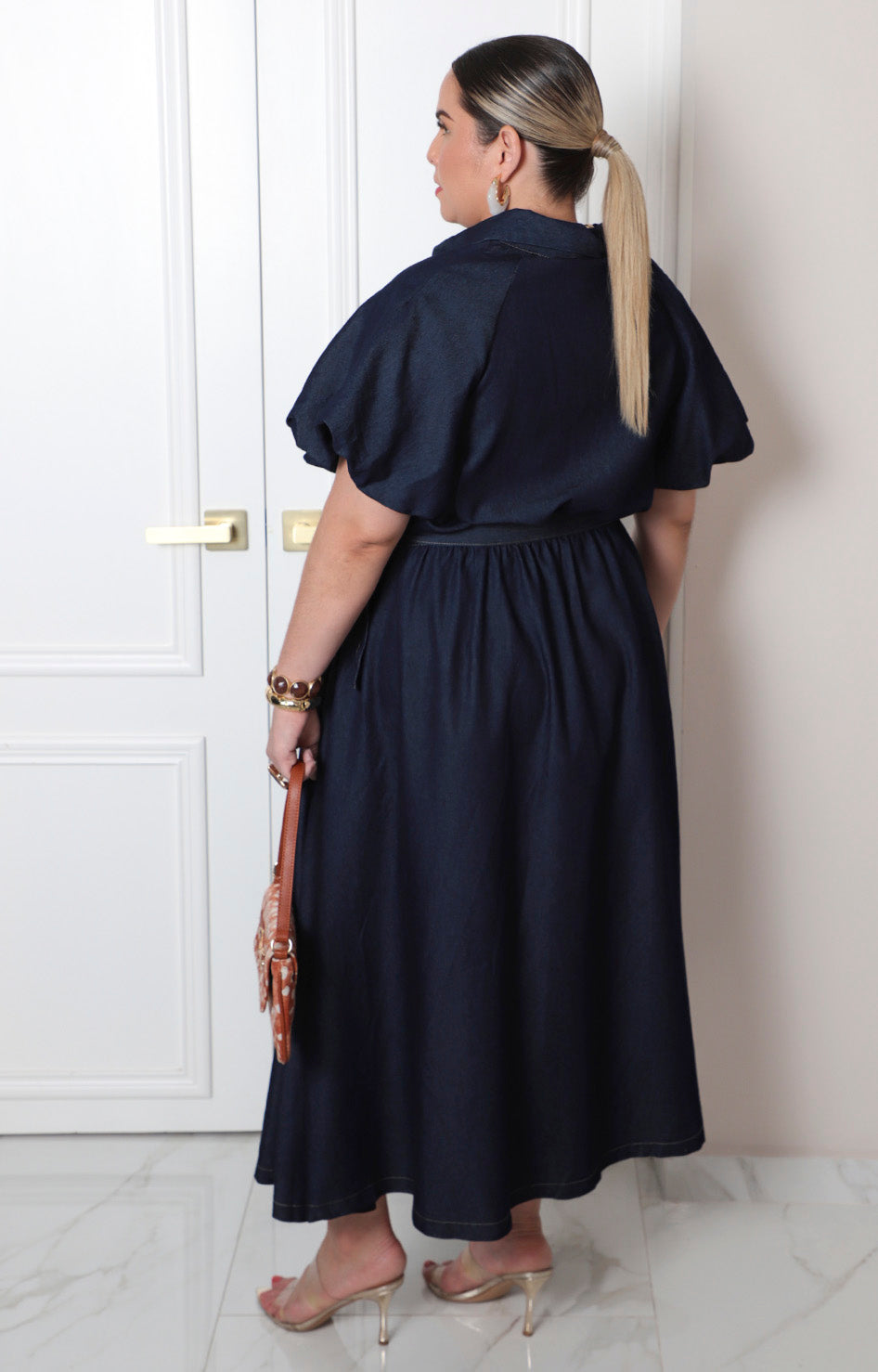Vestido corto curvy de mezclilla con cinturón de la marca Boutiquemirel, mostrando el diseño y detalles del vestido denim.