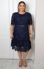Vestido corto de guipur con cinturón