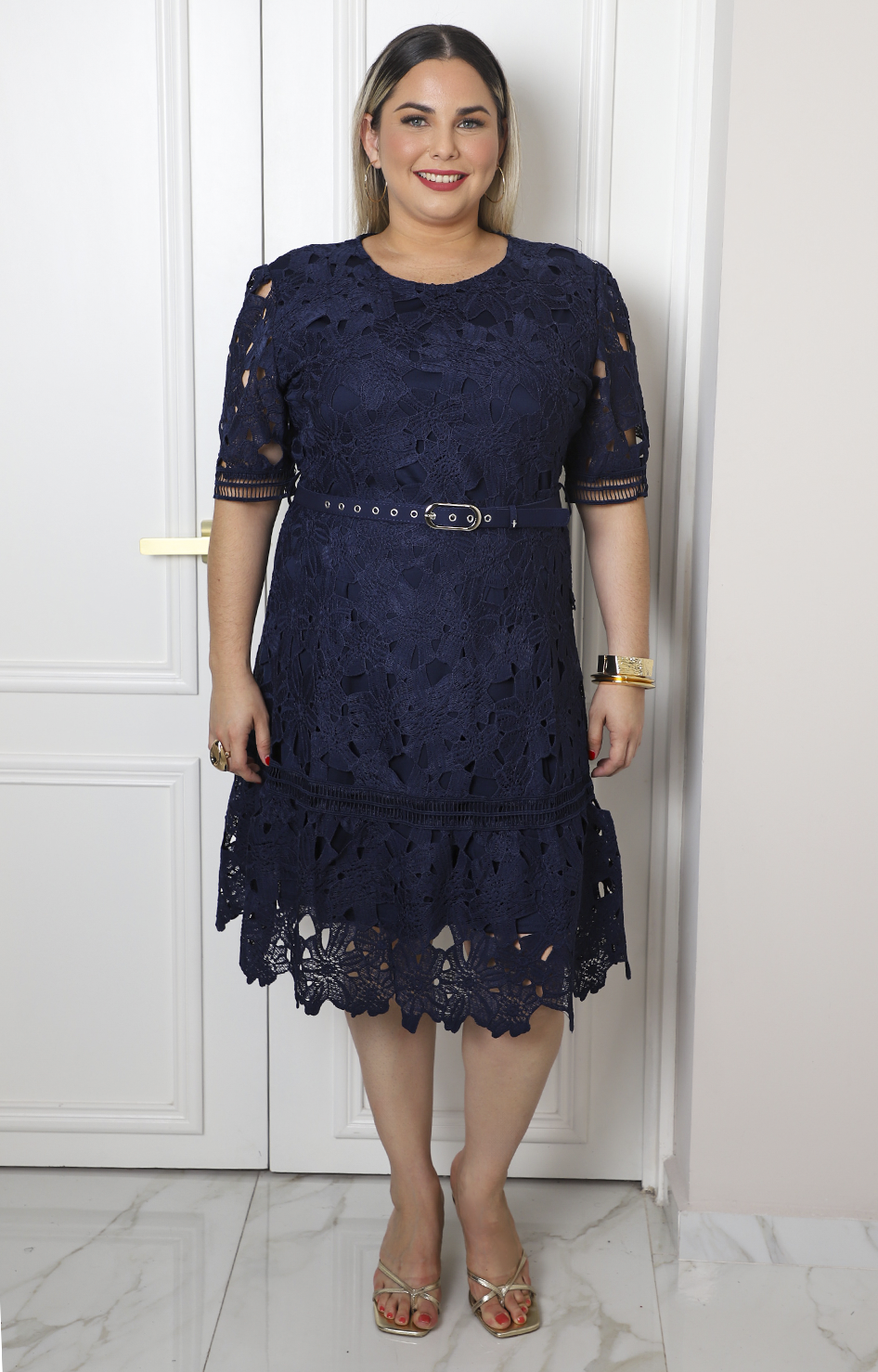Vestido corto de guipur con cinturón